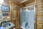 QUEEN SUITE FULL BATHRM w/STAND UP SHOWER
